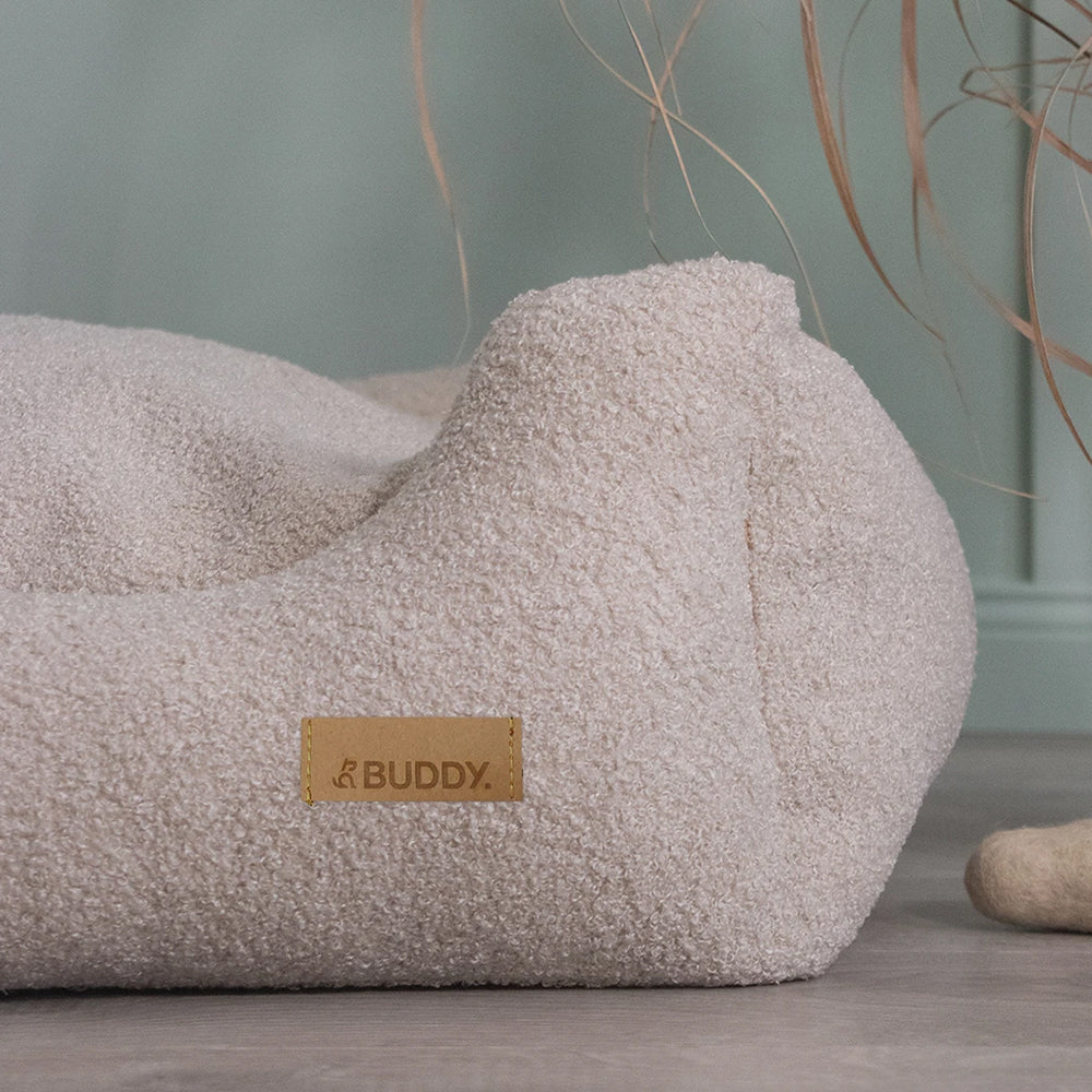 Das Hundebett LeFluff mit Rand in beige von BUDDY.