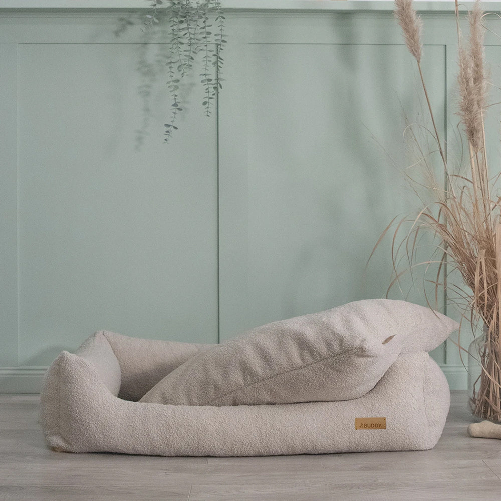 Das Hundebett LeFluff mit Rand in beige von BUDDY.