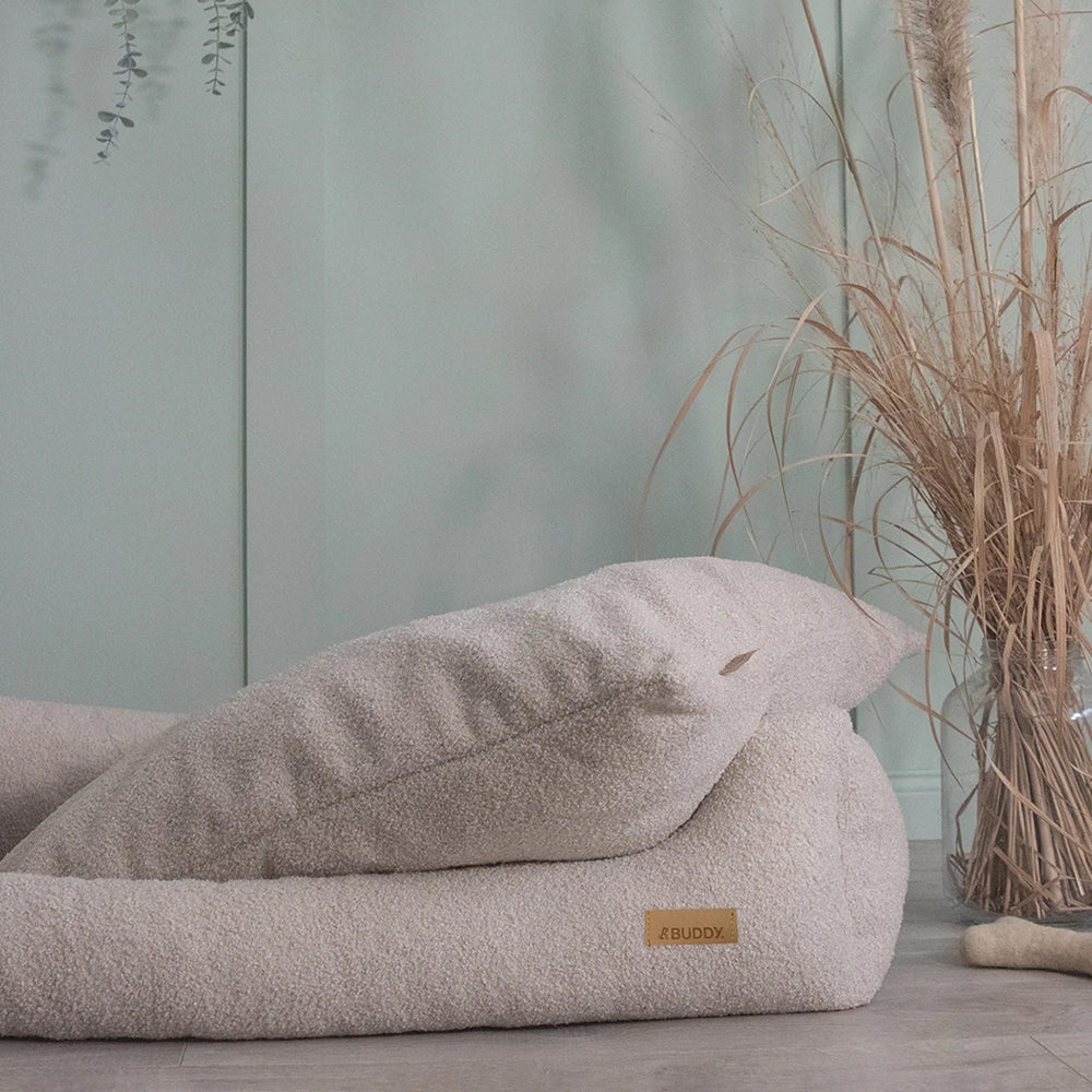 Das Hundebett LeFluff mit Rand in beige von BUDDY.