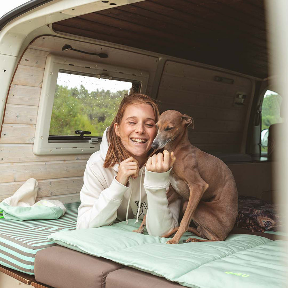 Die nachhaltige Hundereisematte 'Nomad Bed' von Qisu in der Farbe mint.