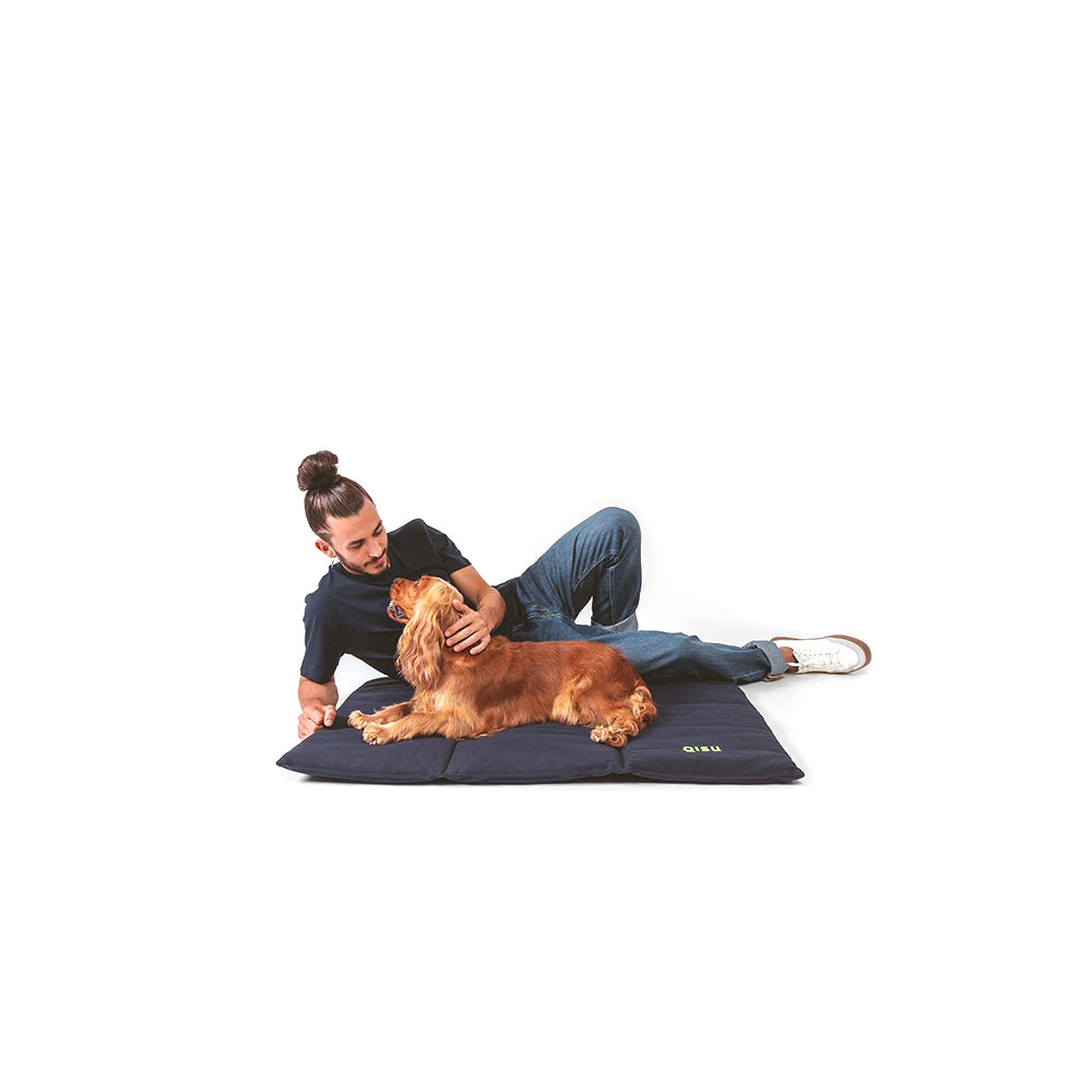 Die nachhaltige Hundereisematte 'Nomad Bed' von Qisu in der Farbe navy.