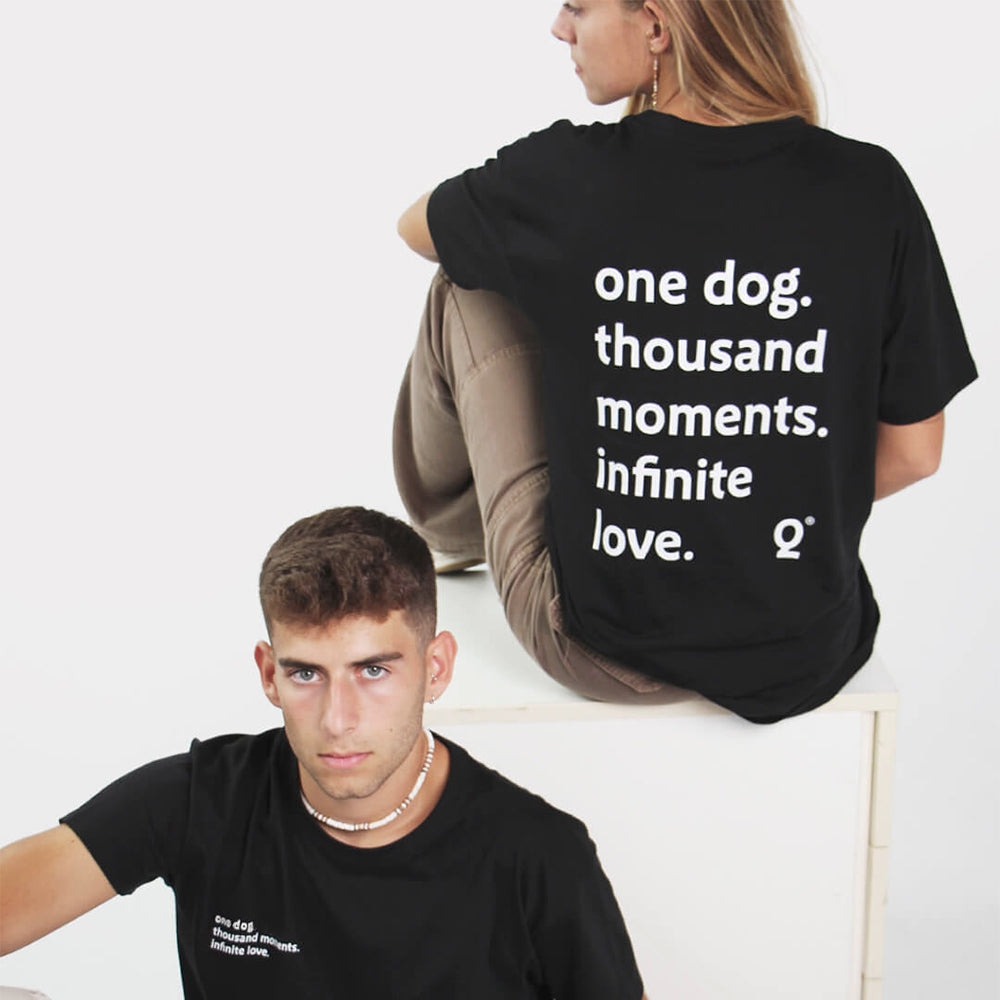 Das nachhaltige T-Shirt von Qisu in schwarz. One Dog. Thousand Moments. Infinite Love. 