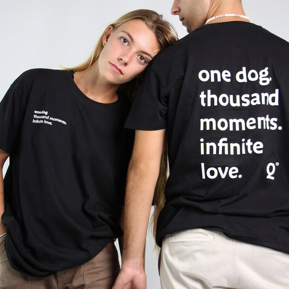 Das nachhaltige T-Shirt von Qisu in schwarz. One Dog. Thousand Moments. Infinite Love. 