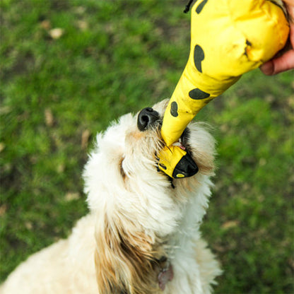 Das Hundespielzeug George the Giraffe von Beco aus recyceltem Material.