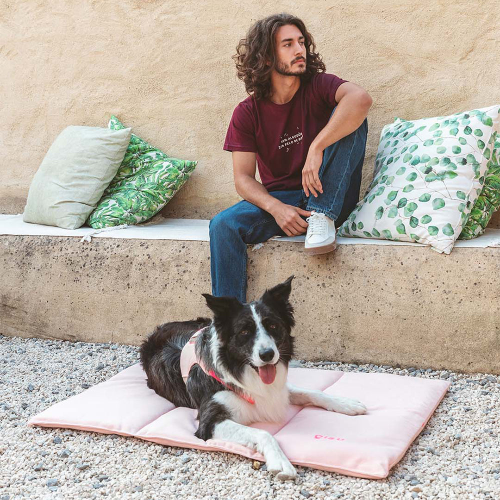 Die nachhaltige Hundematte von Qisu aus Bio-Baumwolle und recycelten PET-Flaschen.