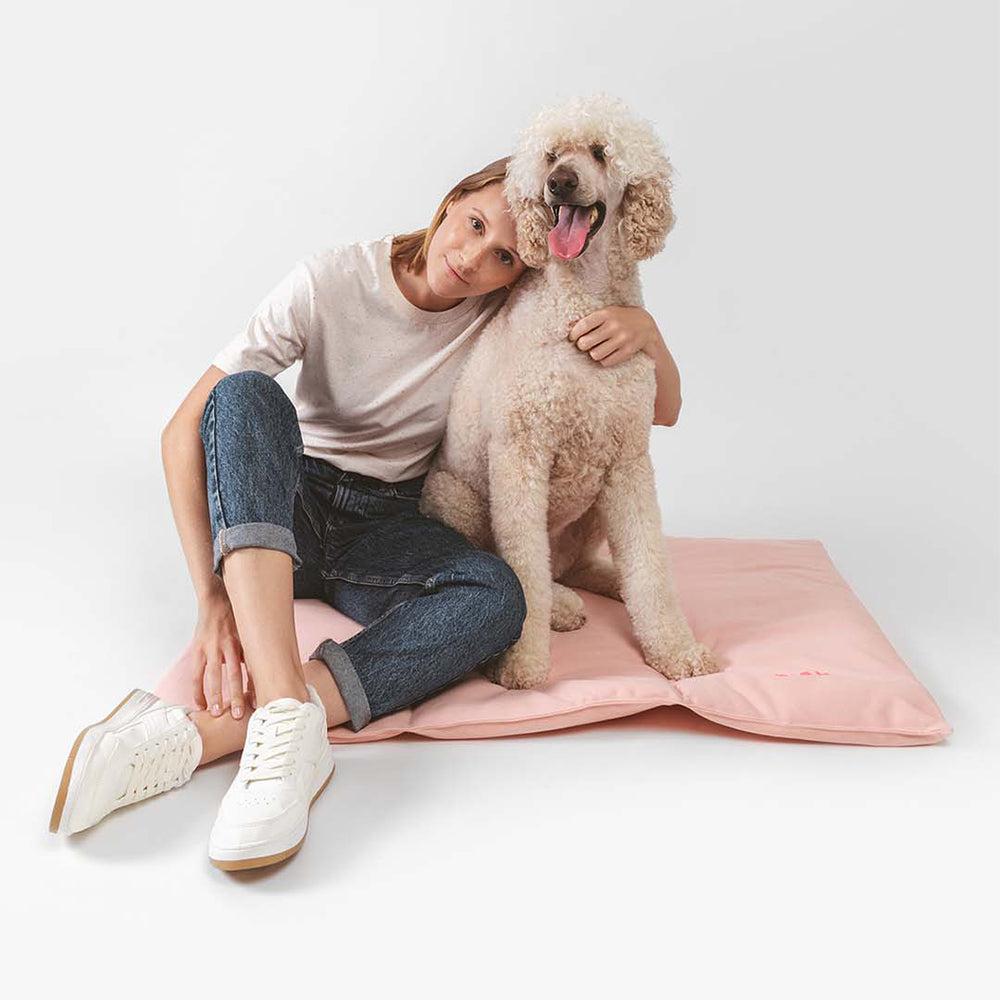 Die nachhaltige Hundereisematte 'Nomad Bed' von Qisu in der Farbe light pink.