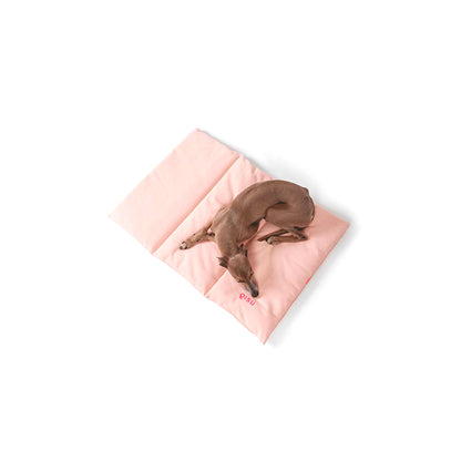 Die nachhaltige Hundereisematte 'Nomad Bed' von Qisu in der Farbe light pink.