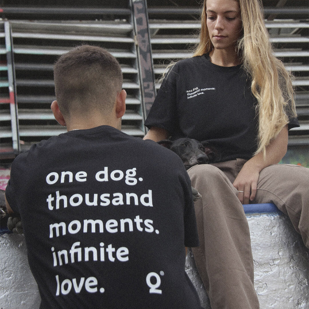 Das nachhaltige T-Shirt von Qisu in schwarz. One Dog. Thousand Moments. Infinite Love. 