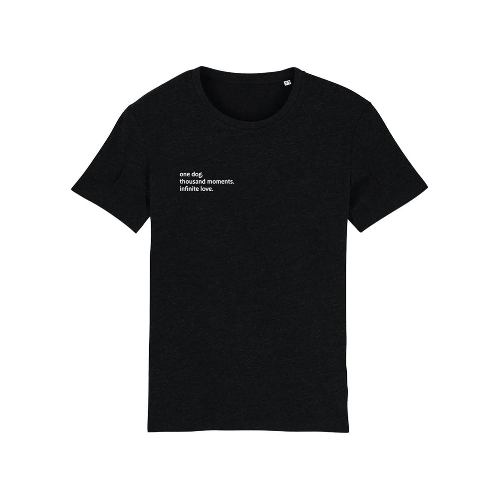 Das nachhaltige T-Shirt von Qisu in schwarz. One Dog. Thousand Moments. Infinite Love. 